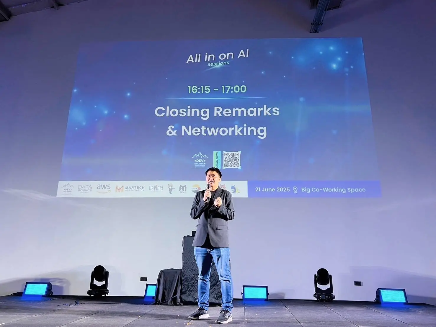 Motion graphics overlay for live